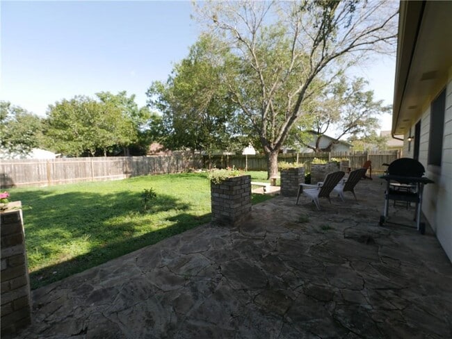 Building Photo - 800 Live Oak Dr