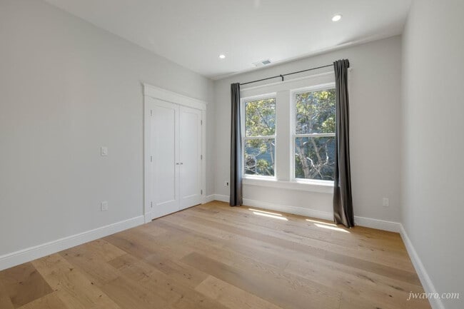 Building Photo - 439 Oak St