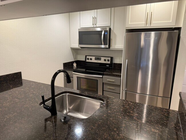 Building Photo - 2Bd/2.5Ba Kirkland Condo