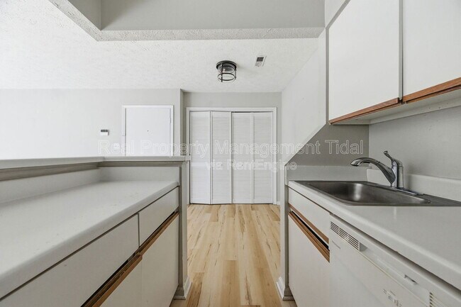 Building Photo - 302 Wells Ct