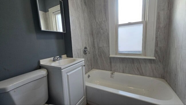 Building Photo - 3BR Single-Family Home with Basement & Off-Street Parking