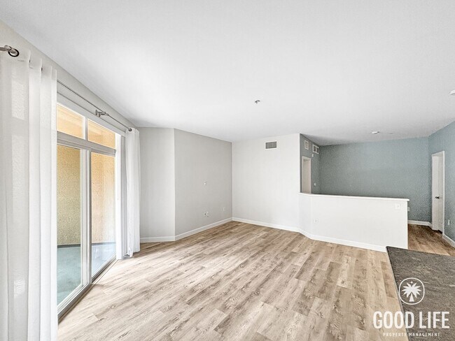 Building Photo - Stylish 1BD/1BA Condo in Cortez Hill with Balcony, In-Unit W/D & Pool Views