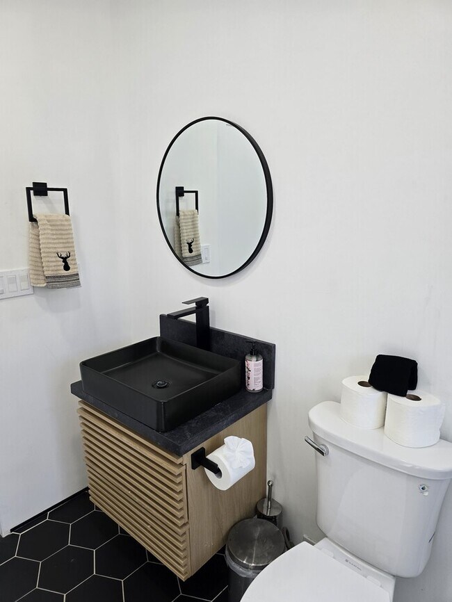 Building Photo - Newer Modern-Style 2 Bed / 2 Bath + Loft