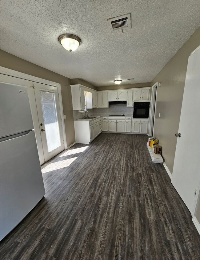 Building Photo - 3448 Parker Dr