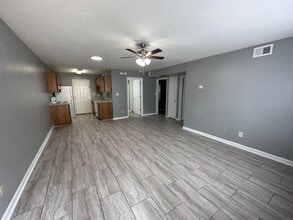 Building Photo - Downstairs unit at Pointe East avail NOW!