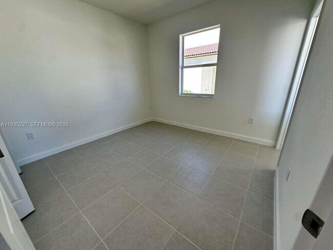 Building Photo - 2240 SE 30th St