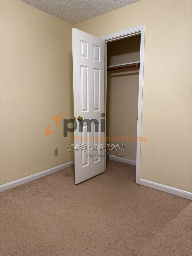Building Photo - 134 Primrose Dr