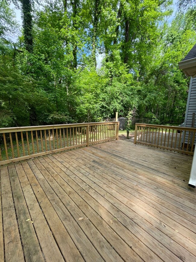 Building Photo - This Adorable 2 bedroom 2 bath duplex is l...