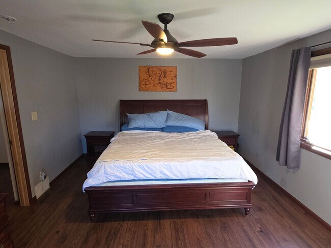 Building Photo - Updated 4 bedroom home in Merton