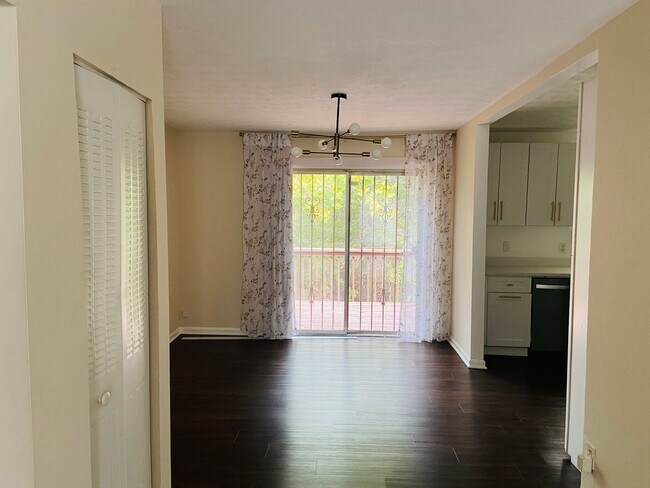 Building Photo - 3 bedrooms /2 bath Condo Available Now