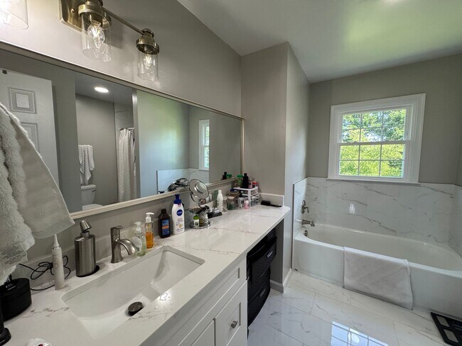 Building Photo - Gorgeous 5 Bed 3.5 Bath Single Family Home...