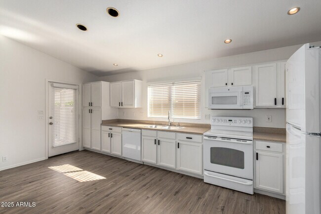 Building Photo - 1328 E Binner Dr