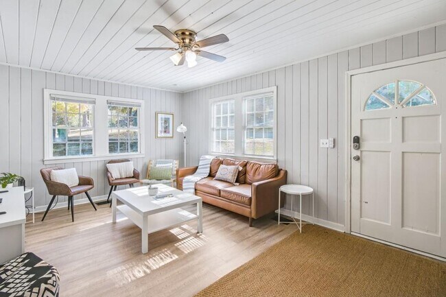 Building Photo - 250 Lake Dr