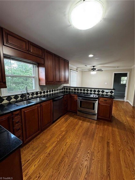 Building Photo - 505 Willow Dr