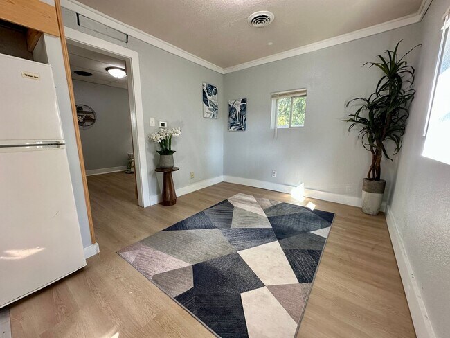 Building Photo - 1 bed, 1 bath home for rent in quiet Water...
