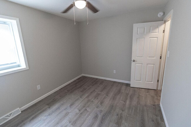 Building Photo - 6108 E St Charles Rd