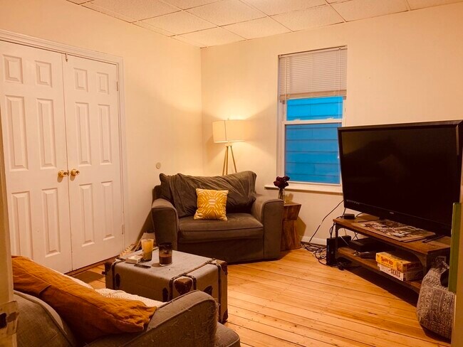 Building Photo - 20 Howell St