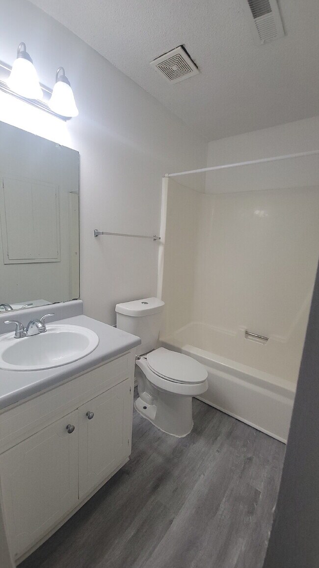 Building Photo - 1 month free Section 8 accepted Spacious 2-Bed, 2-Bath Sanctuary in Huntsville – Your Ideal Retre...