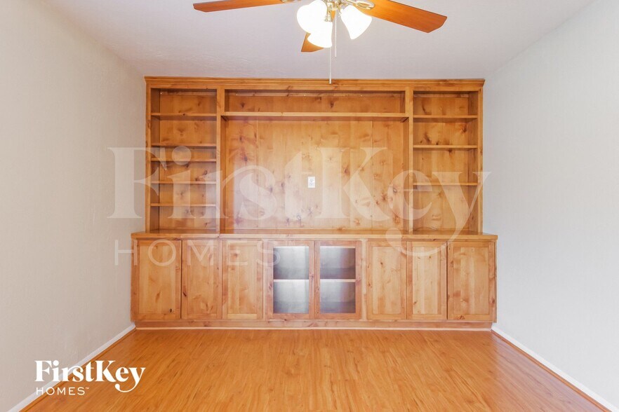 Building Photo - 4710 W Paradise Ln