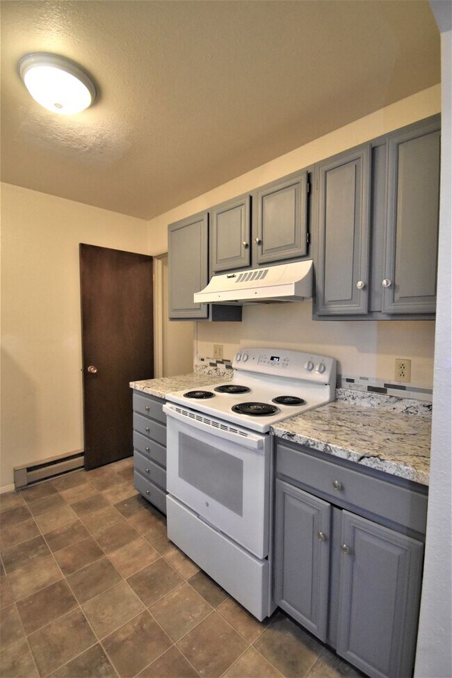 Building Photo - Great top floor 2 bed 1 bath condo, amazin...