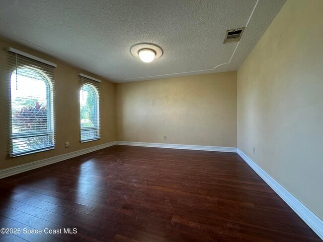 Building Photo - 1084 Herne Ave NE