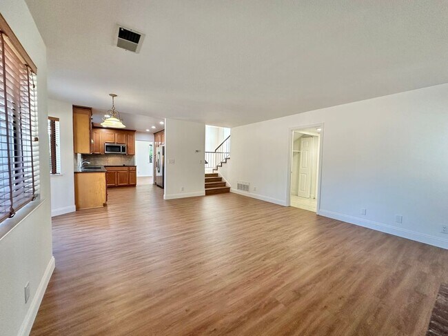 Building Photo - 768 Rose Dr