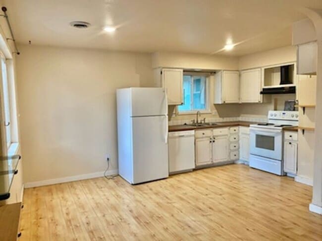 Building Photo - Cute 2 Bed, 1 Bath on a Large Corner Lot