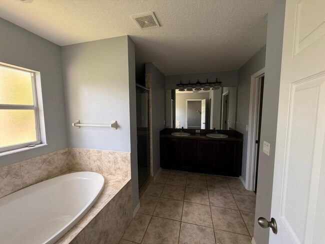 Building Photo - 3635 Pine Knot Dr