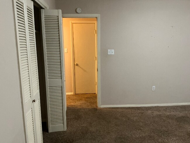 Building Photo - 402 Oakhill Cir