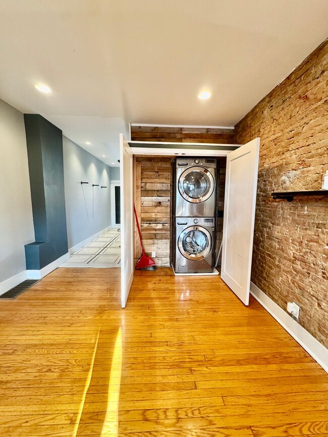 Building Photo - Updated Port Richmond Home