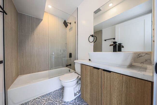 Building Photo - 1237 N Orange Dr