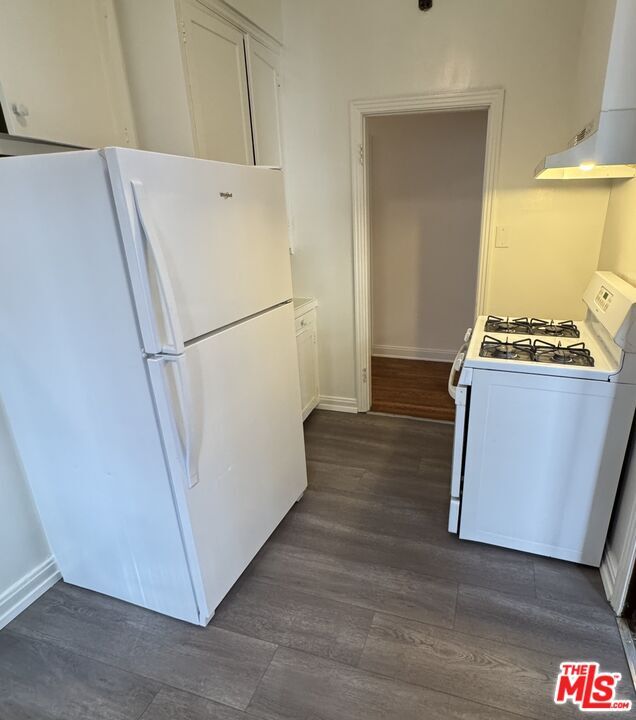 Building Photo - 328 N Sycamore Ave