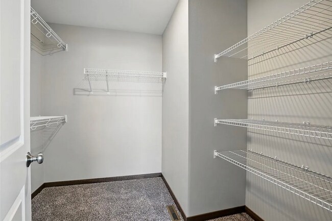Building Photo - Spacious 3 BR/3Bath Townhome