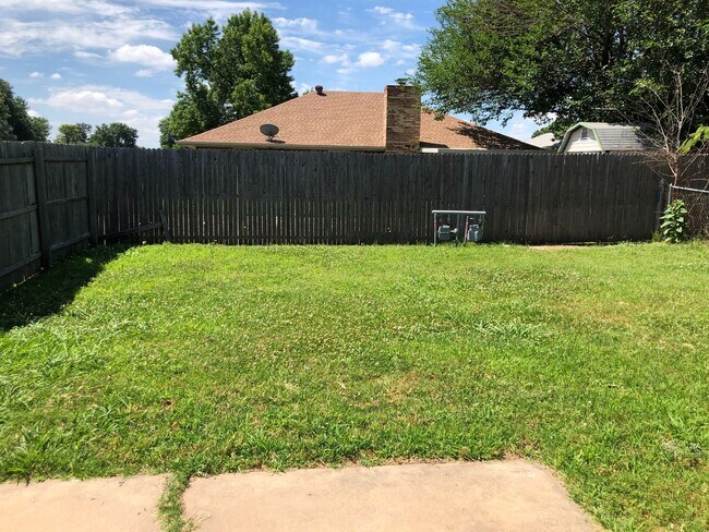 Building Photo - 2 Bedrooms, 1 1/2 baths and a 1 car garage duplex for rent in SW OKC near SW 89th and Penn!