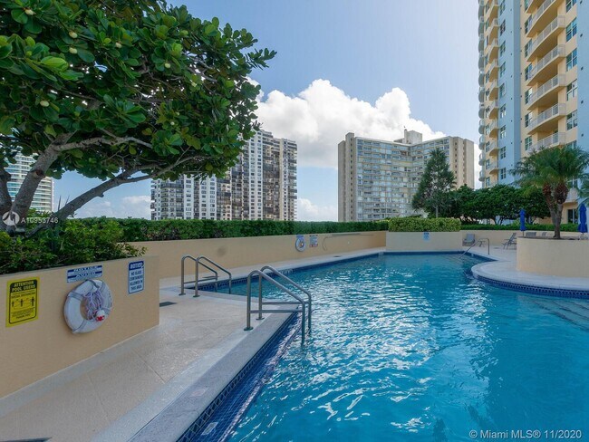 Building Photo - 2475 Brickell Ave