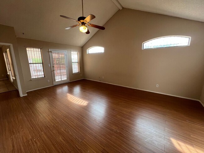 Building Photo - Incredible 4 bedroom, 2 1/2 bath home in East El Paso!!