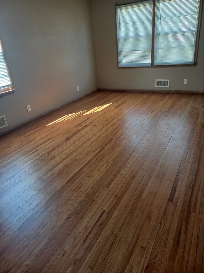 room - 704 Upton Ave N