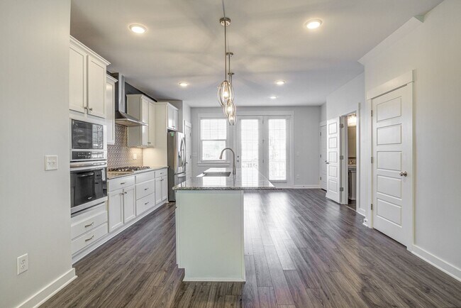 Building Photo - Corner Townhome with Roof Top Deck in Down...