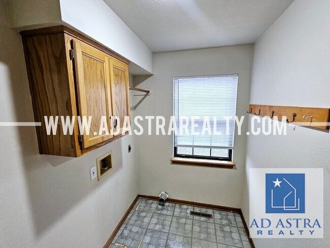 Building Photo - Beautiful Updated Duplex in Grandview-Available in MAY!!