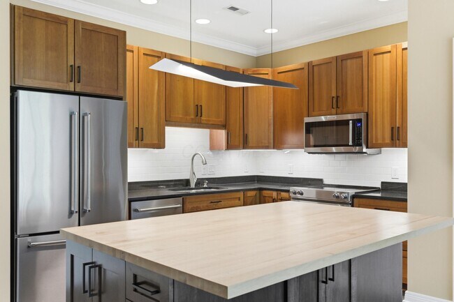 Building Photo - 250 Daniel Burnham Square