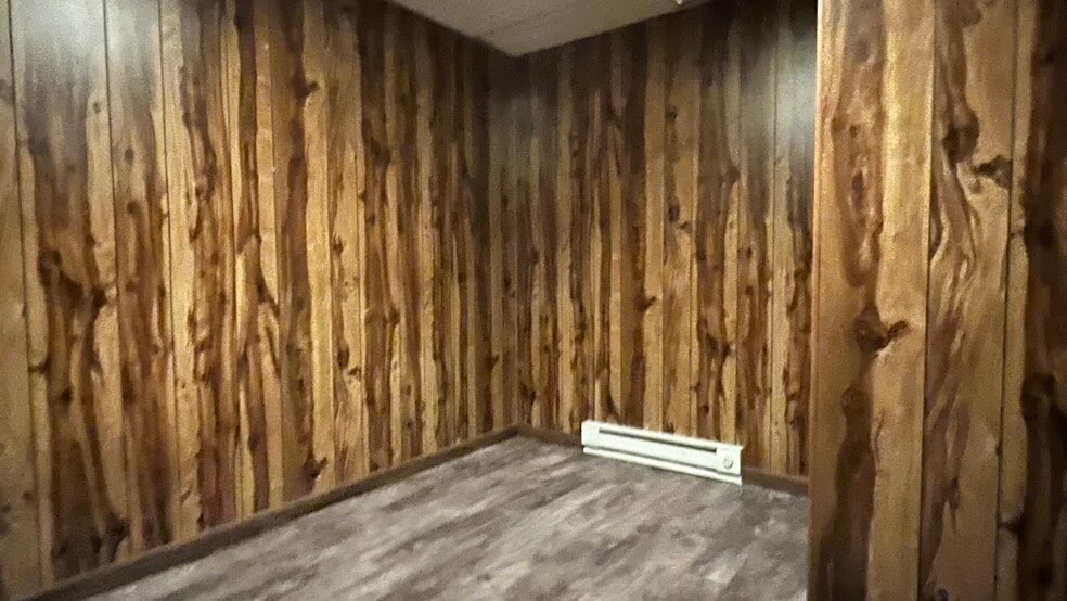 Building Photo - 106 Main St S