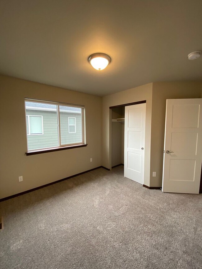 Building Photo - Beautiful 3 Bedroom 2.5  Bathroom Townhome w/ 2-car Garage - in the Eastmont School District!