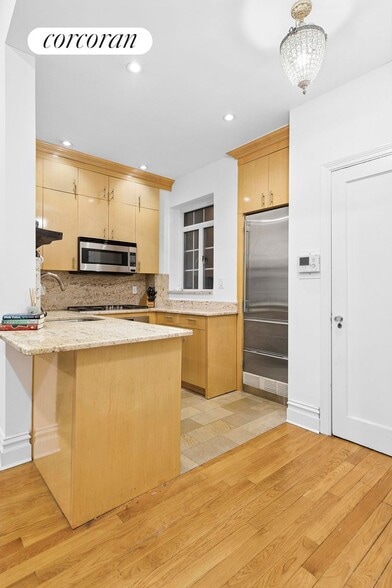 Building Photo - 59 E 75th St