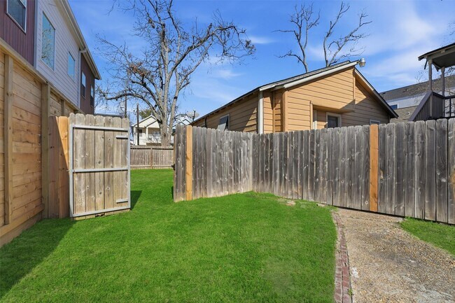 Building Photo - 1110 E 27th St