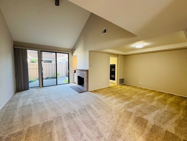 Building Photo - Wonderful, single level townhome w/attached garage available for move-in now!