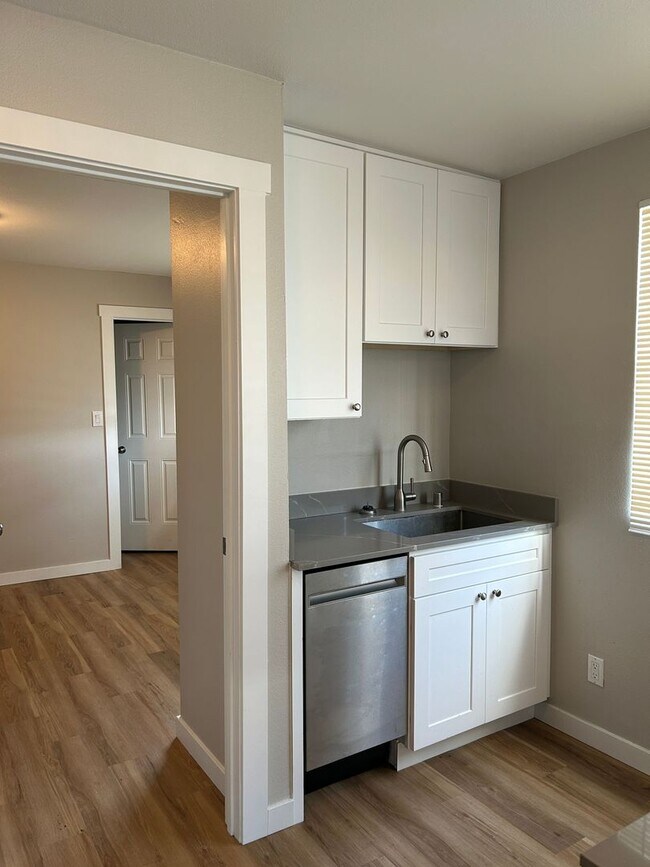 Building Photo - Top Floor - Fully Remodeled 1 BD/ 1 BA!!