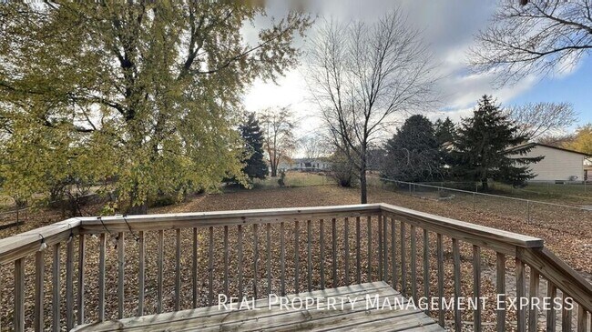 Building Photo - 4 bed 2 bath home with attached garage!