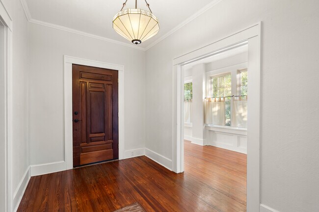 Building Photo - 1234 Beach Dr NE