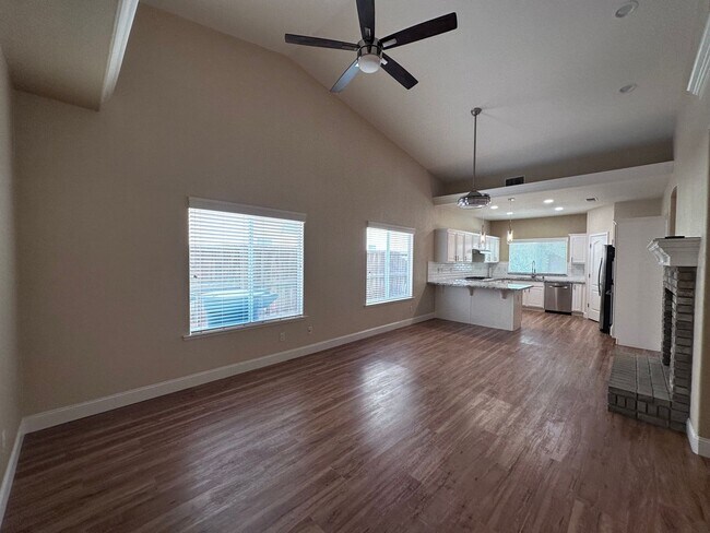 Building Photo - NW Visalia home coming soon!