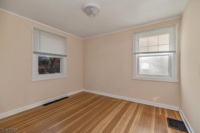 Building Photo - 103 Upper Lakeview Ave